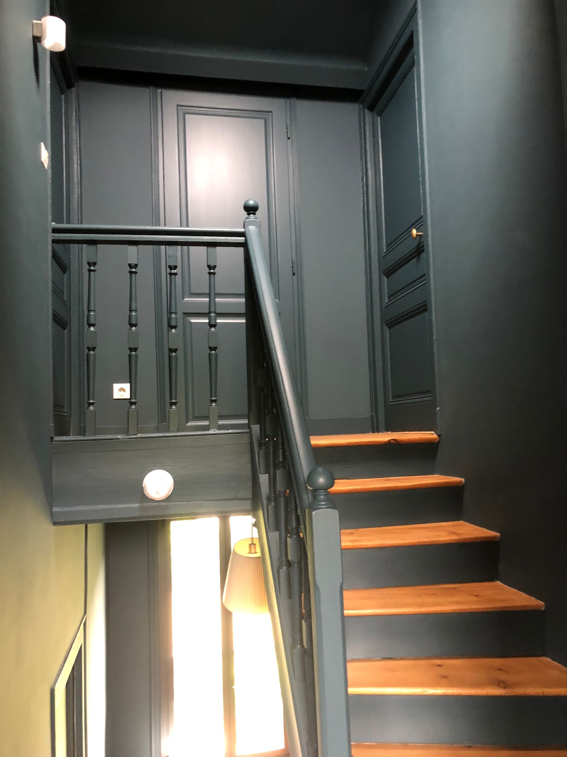 Rénovation d'une cage d'escalier : après (vue du palier).