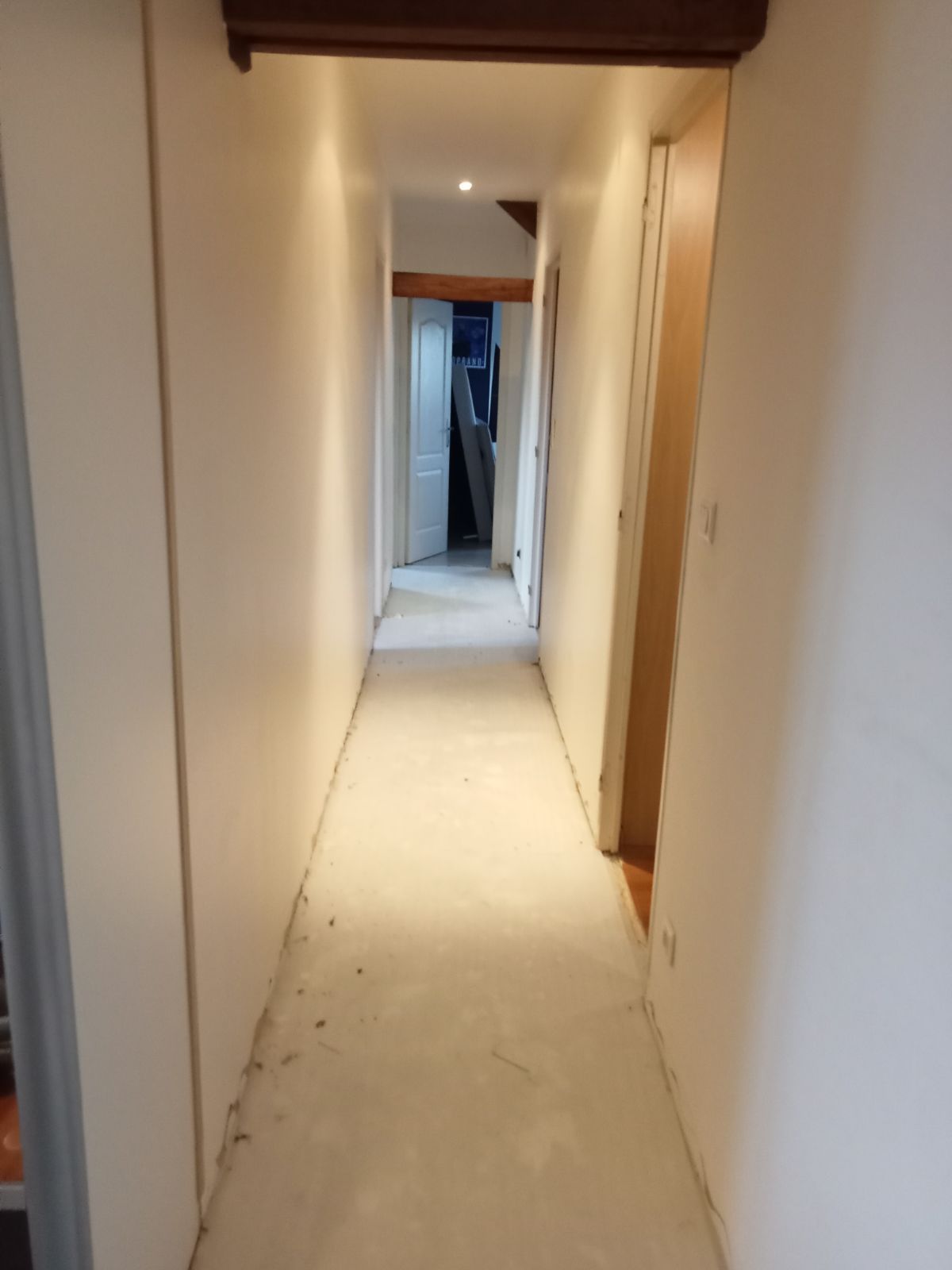 Un couloir en cours de rénovation.