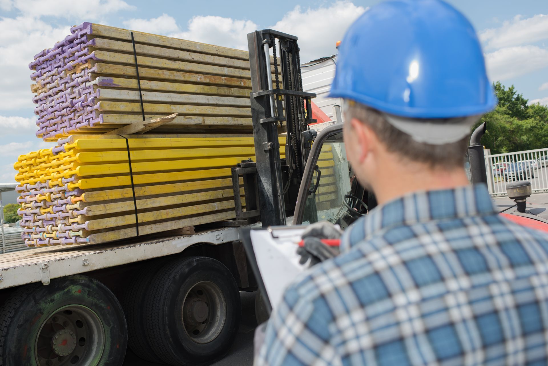 Ouvrier de l'expédition qui suit les produits