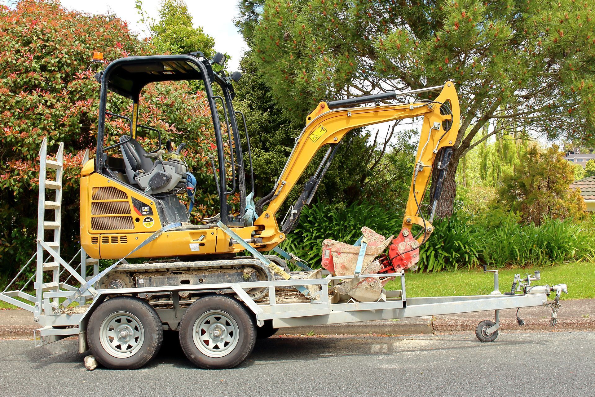 Excavatrice sur une remorque pour le transport