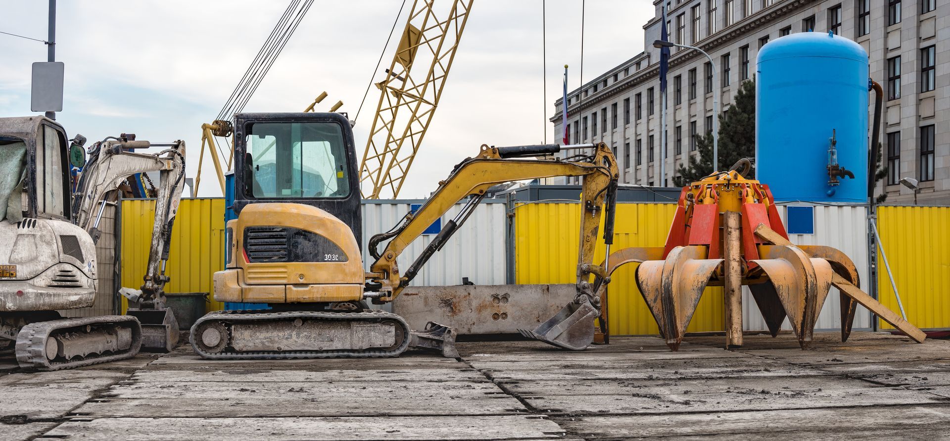 Excavateurs sur un chantier de construction