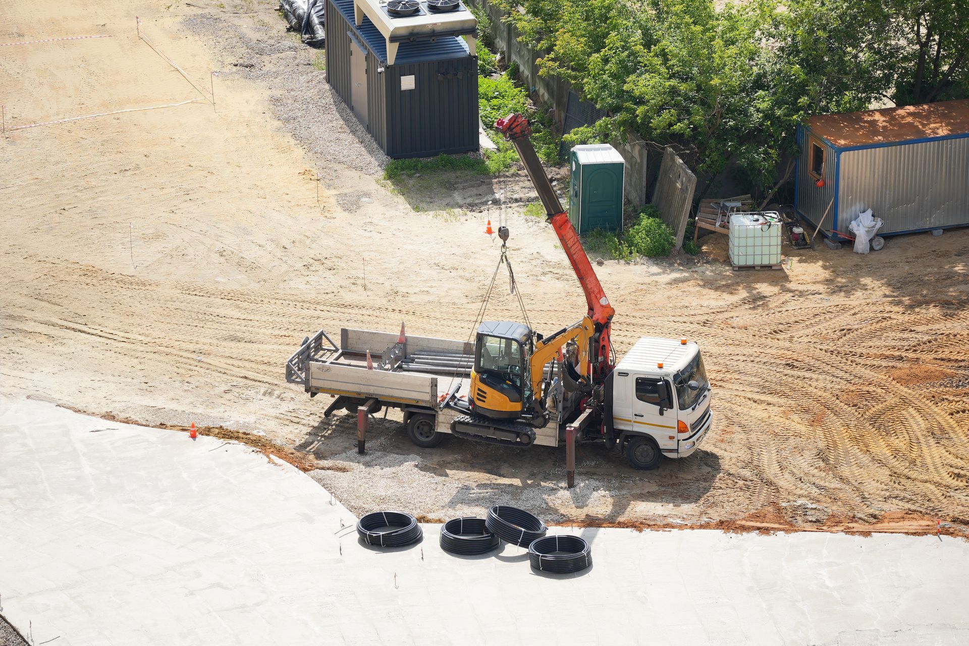 Camion-grue qui charge une pelleteuse