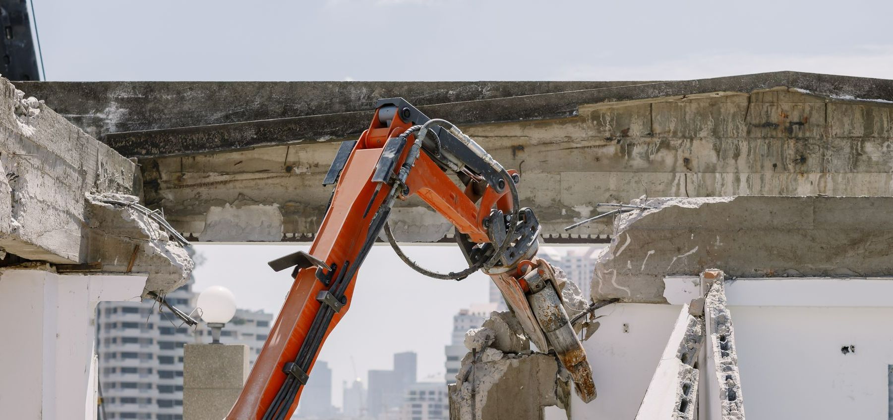 Machine qui détruit des cloisons