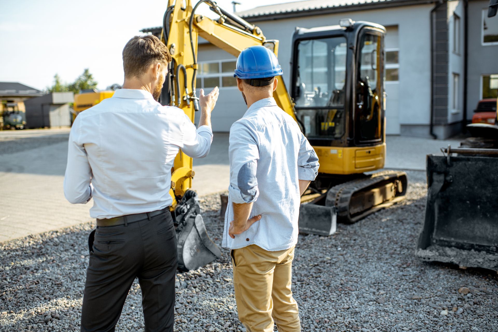 Un commercial qui montre une minipelle à un homme