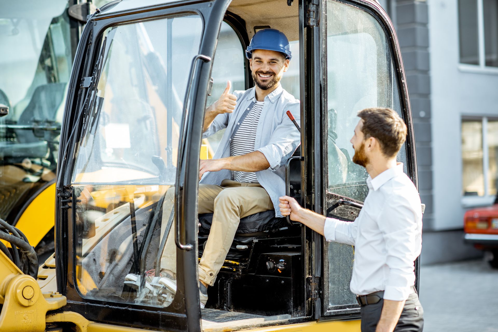 Un homme dans une minipelle qui souris