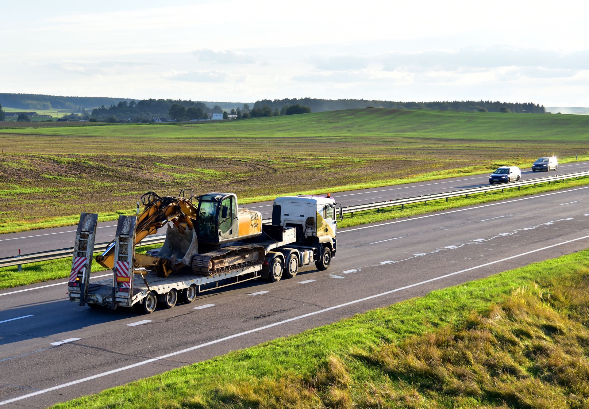 Camion-remorque pour le transport de l'excavatrice sur autoroute. 