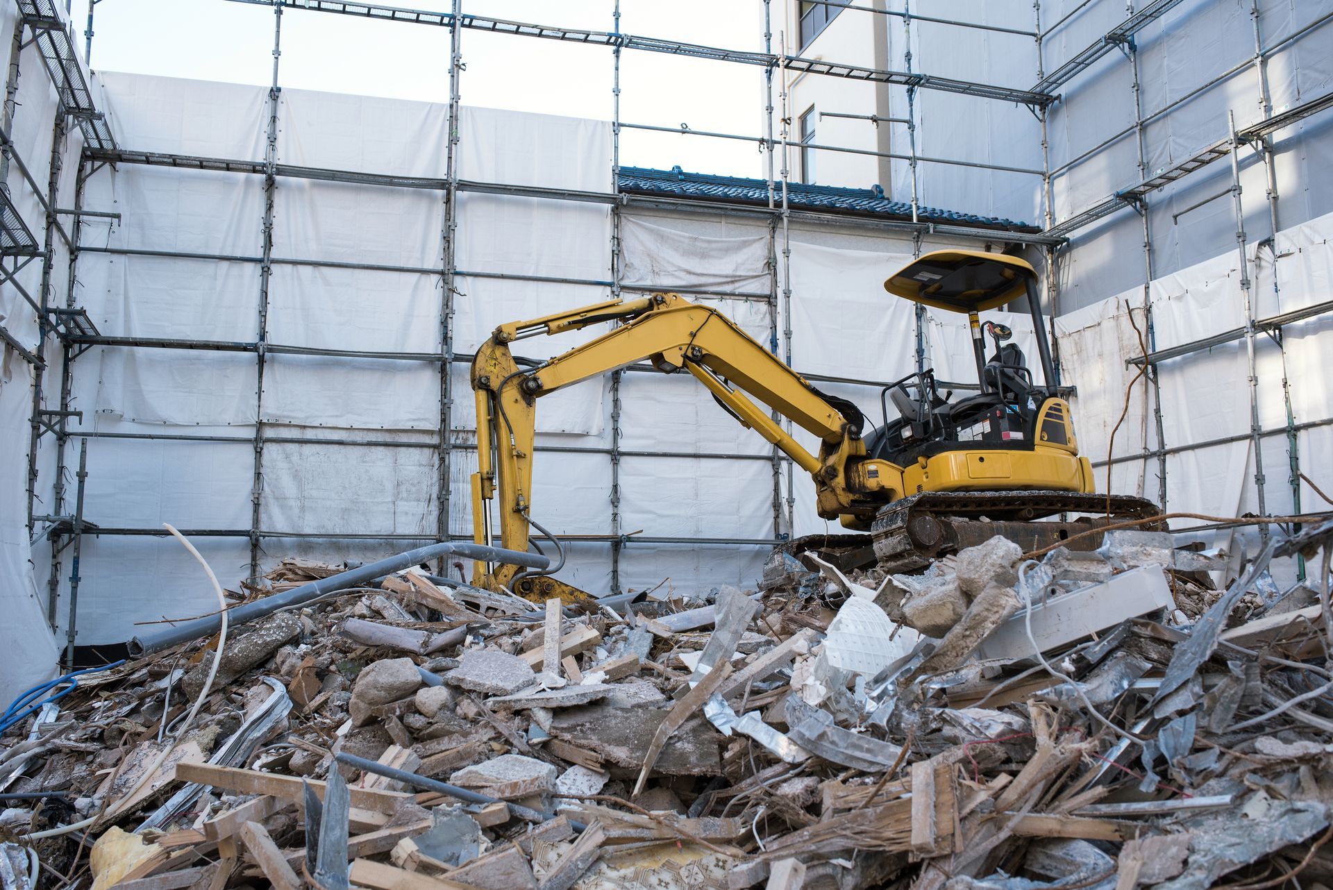 Démolition d'un bâtiment avec une minipelle