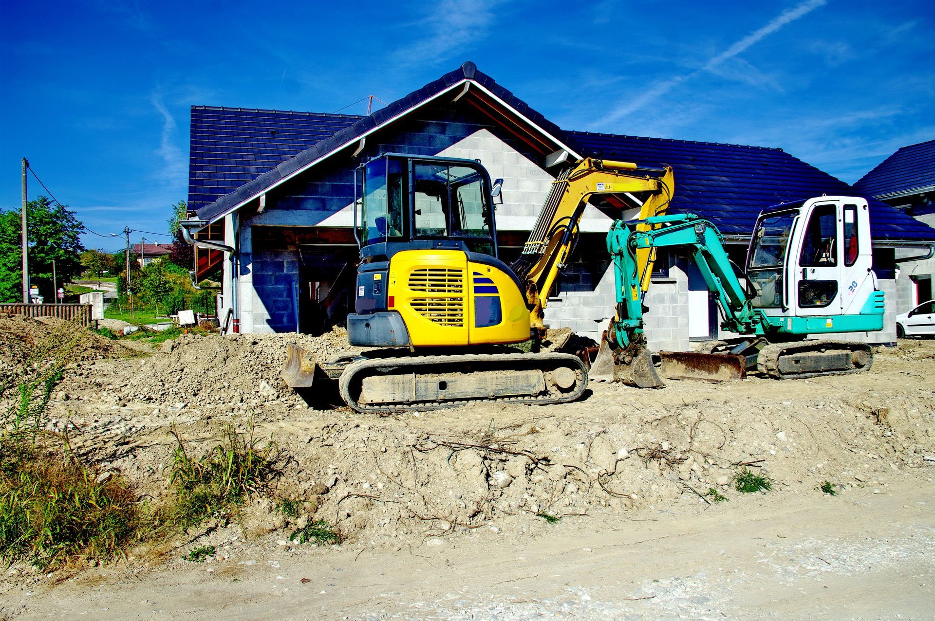 Deux minipelles devant une maison en construction