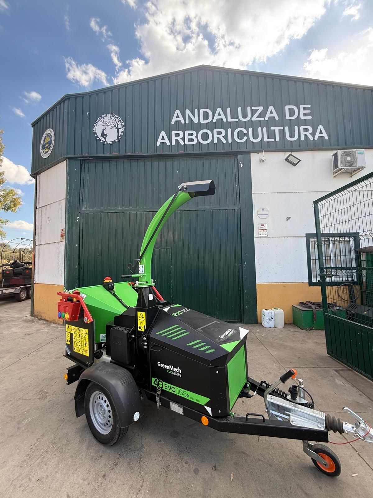 Trituradora de madera verde frente al taller de Andaluz de Arboricultura