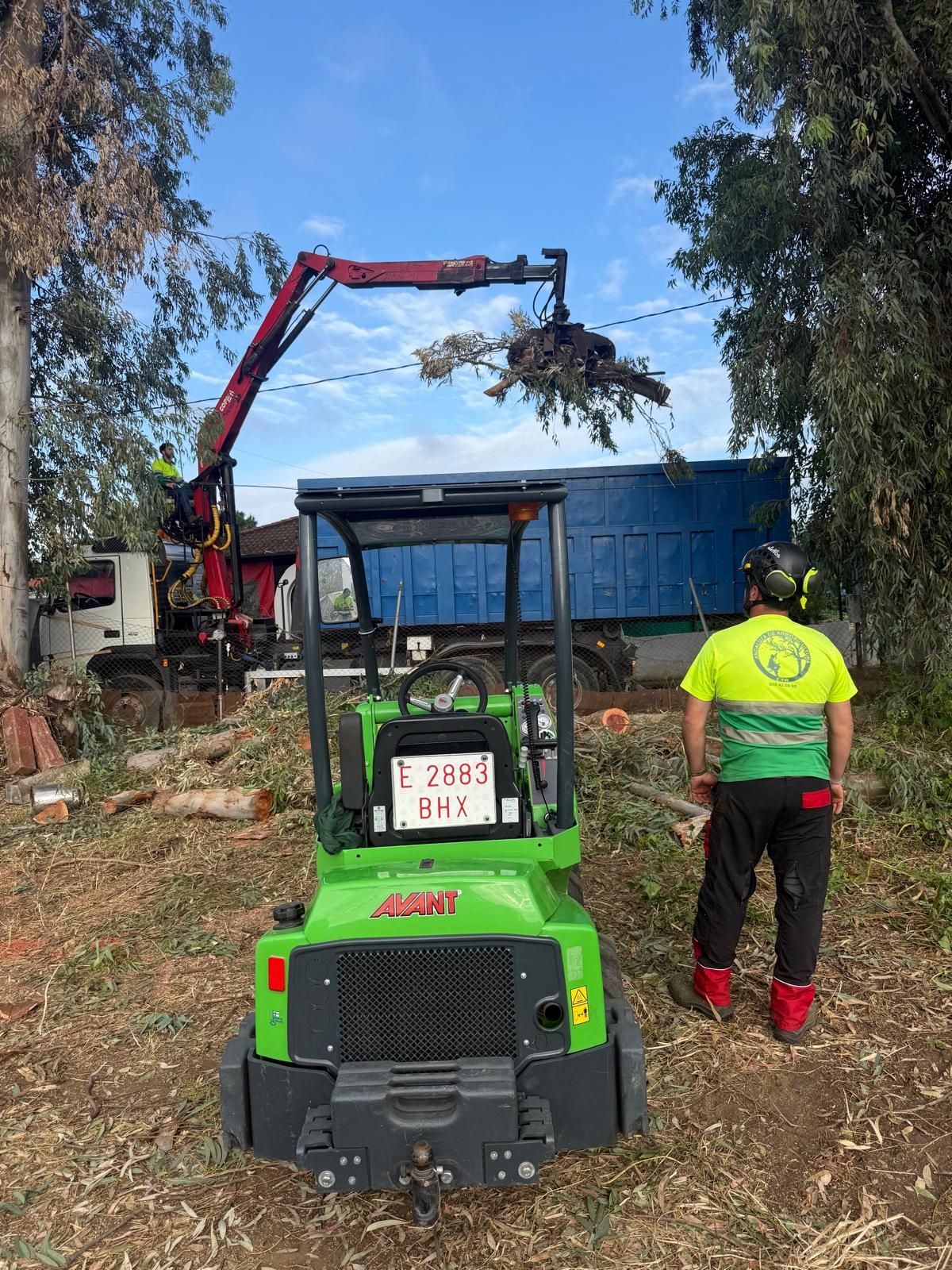 Camiones y maquinaria para trabajos municipales en Sevilla