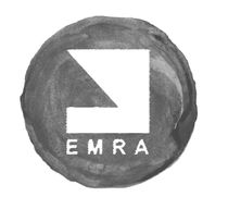 Círculo negro con logotipo geométrico blanco y texto "EMRA".