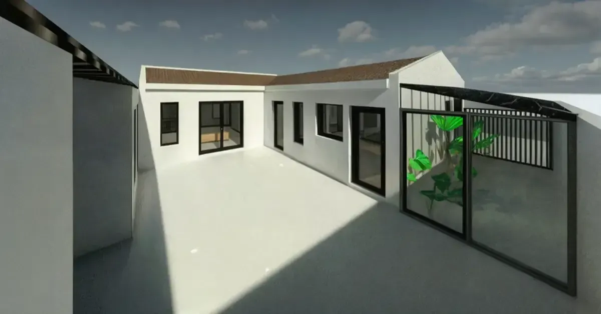 Patio con paredes blancas, ventanas y puertas con marcos oscuros, techo marrón y una cerca con plantas verdes.