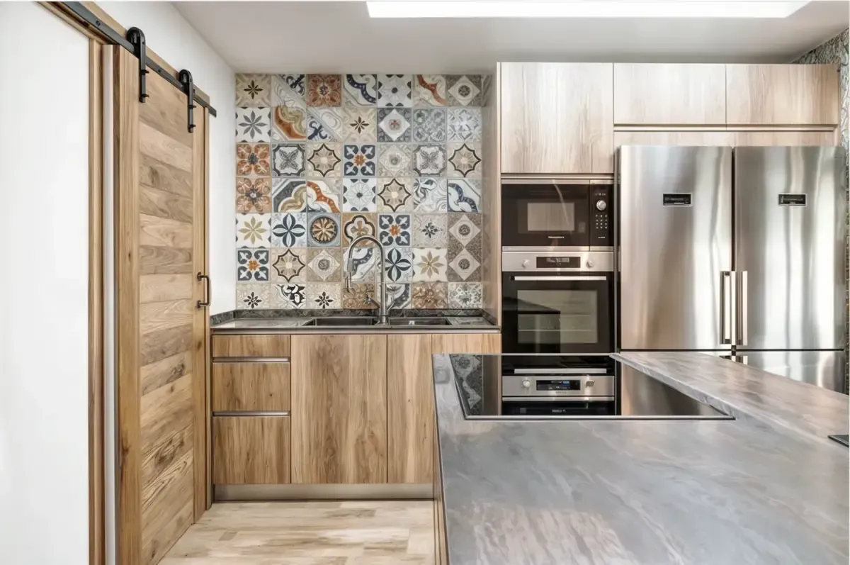 Cocina rústica con gabinetes de madera, protector contra salpicaduras estampado y electrodomésticos de acero inoxidable.