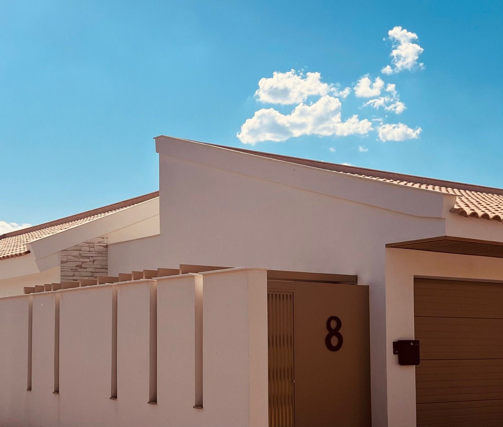 Casa de estuco blanco con tejas de terracota, número 
