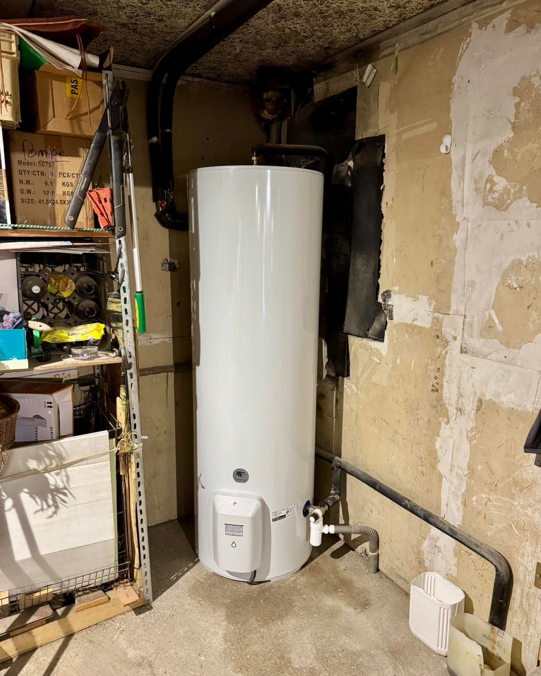 Chauffe-eau blanc dans un sous-sol.