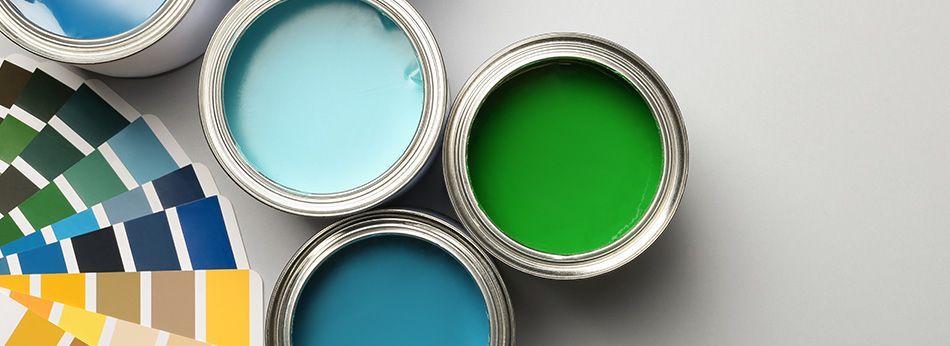 Des pots de peinture bleue et verte et d'un nuancier