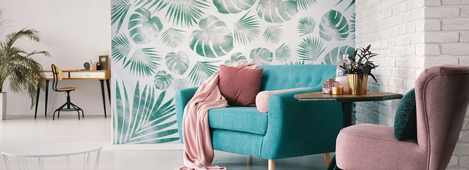Salon avec un mur en papier peint avec des motifs tropicaux