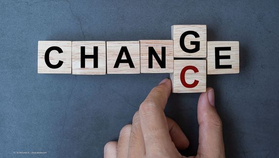 Reinigungskraft mit Putzmitteln