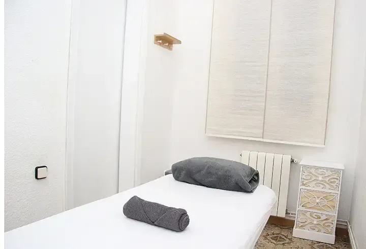 Icono de marcador de posición gris claro con un sol y montañas sobre fondo blanco
