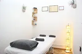 Icono de marcador de posición gris claro con un sol y montañas sobre fondo blanco