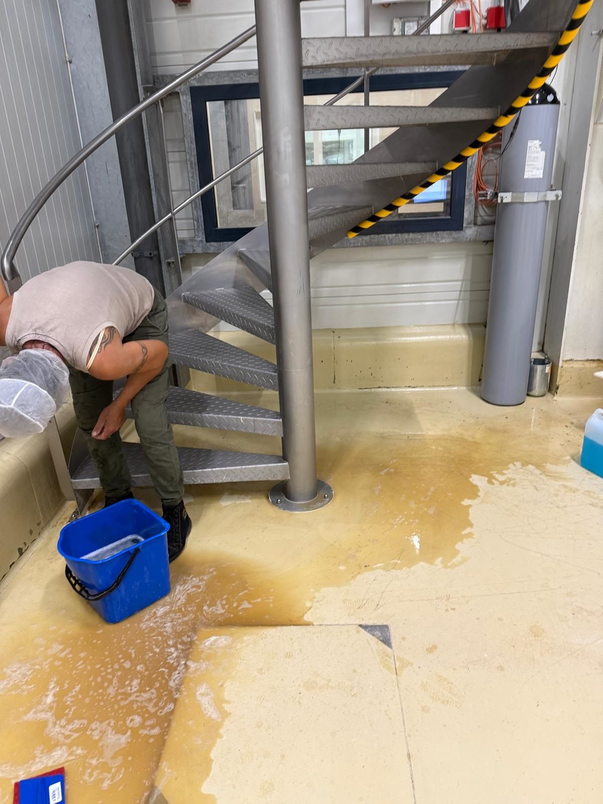 Nettoyage industriel, vue escalier en métal 011