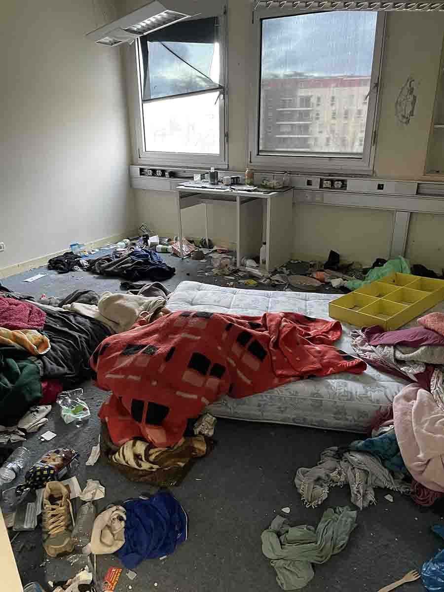 Débarras d'immeuble avec des vêtements éparpillés ci et là