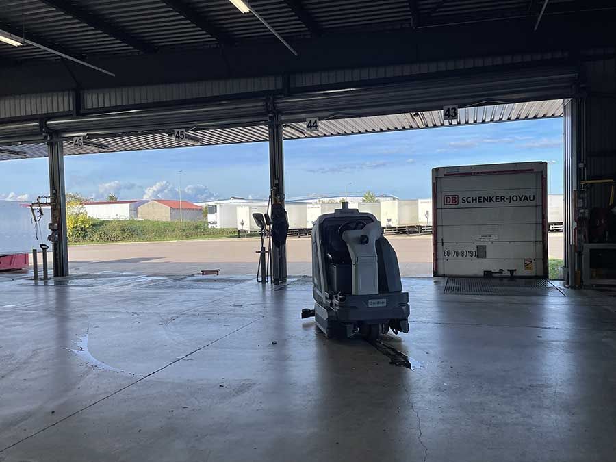 Laveuse industrielle dans un hangar