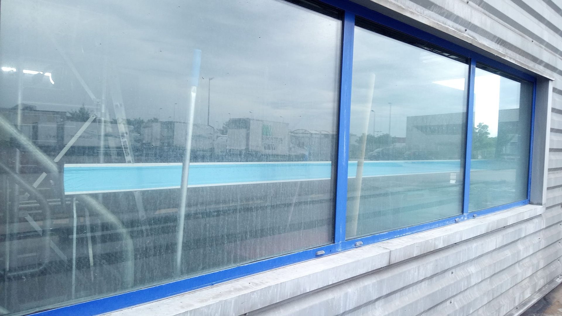 Des vitres en cours de nettoyages...