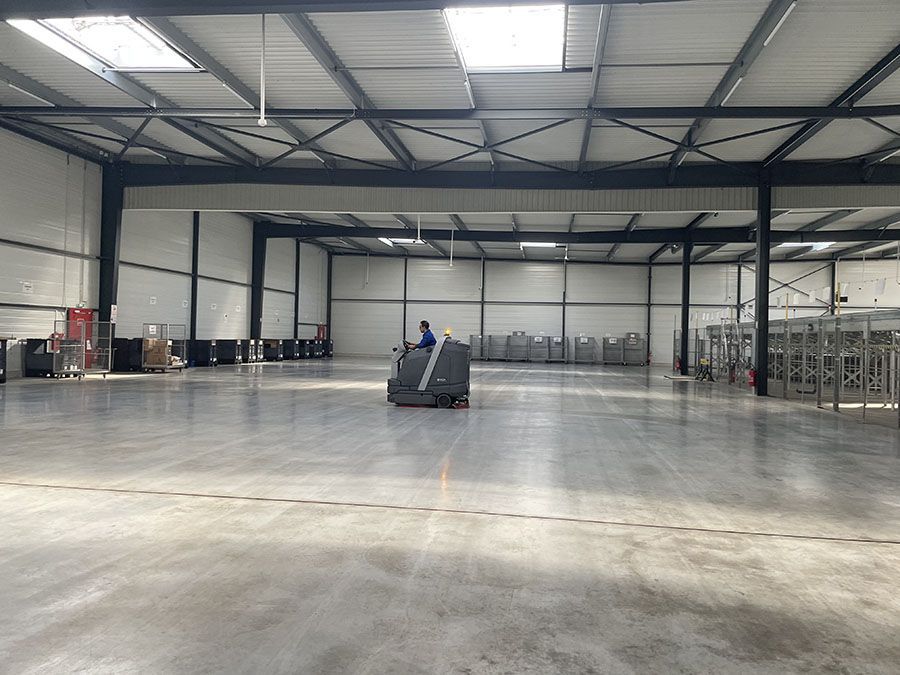 Nettoyage industriel vue intérieur d'un entrepôt