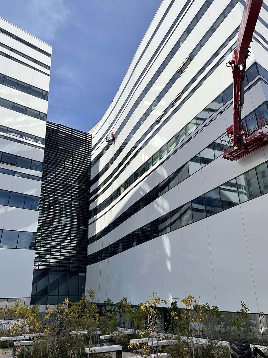 Nettoyage industriel des vitres d'un immeuble