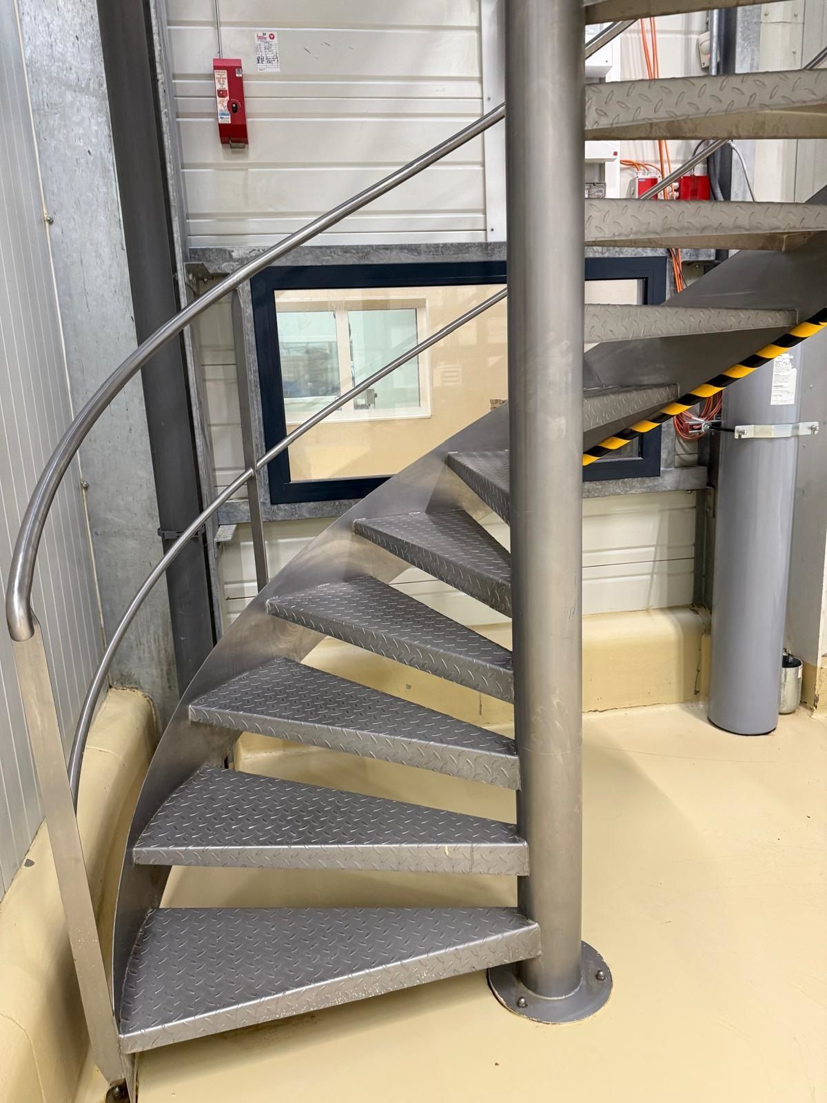 Nettoyage industriel, vue escalier en métal 01