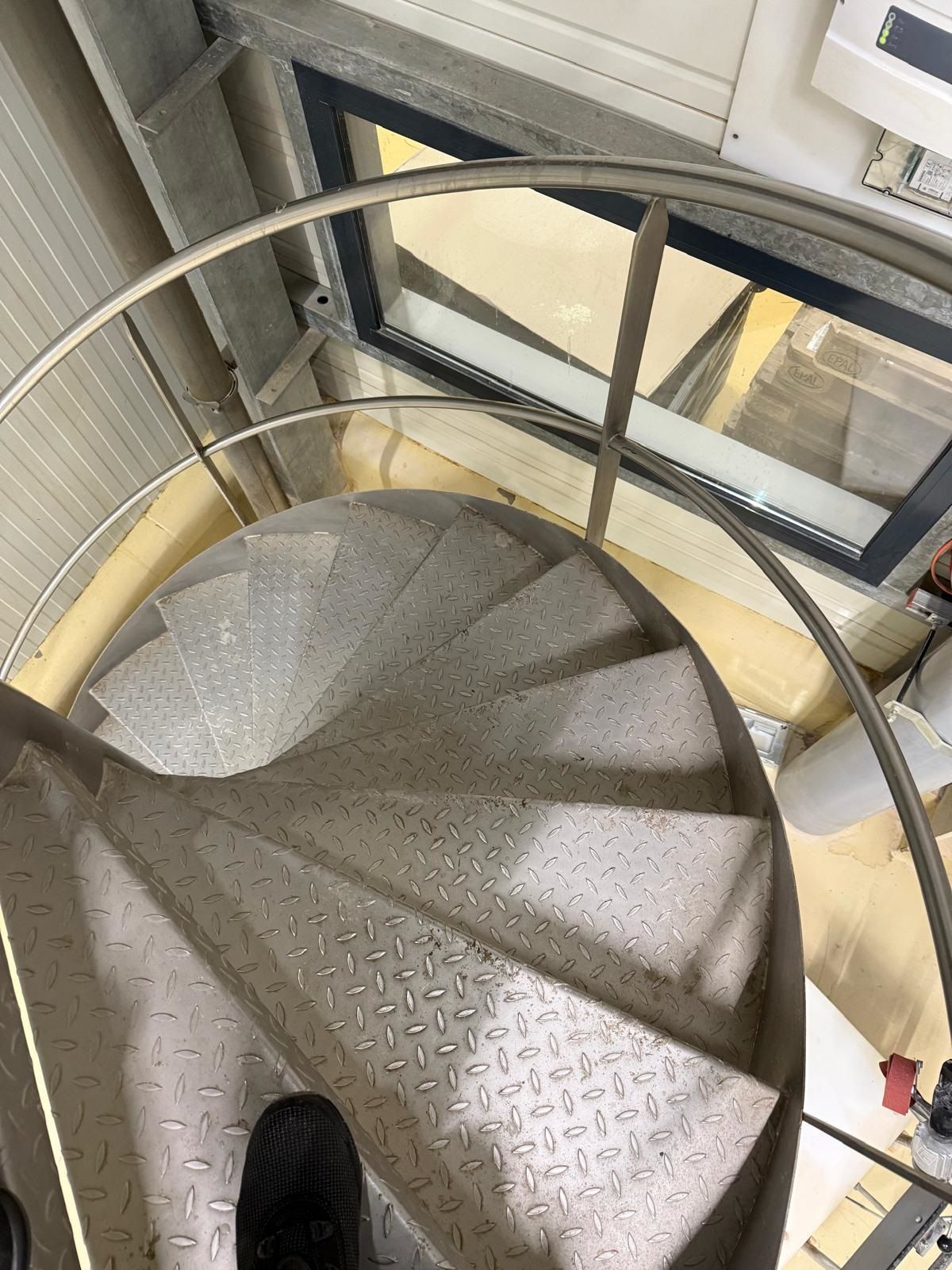 Nettoyage industriel, vue escalier en métal 01 02