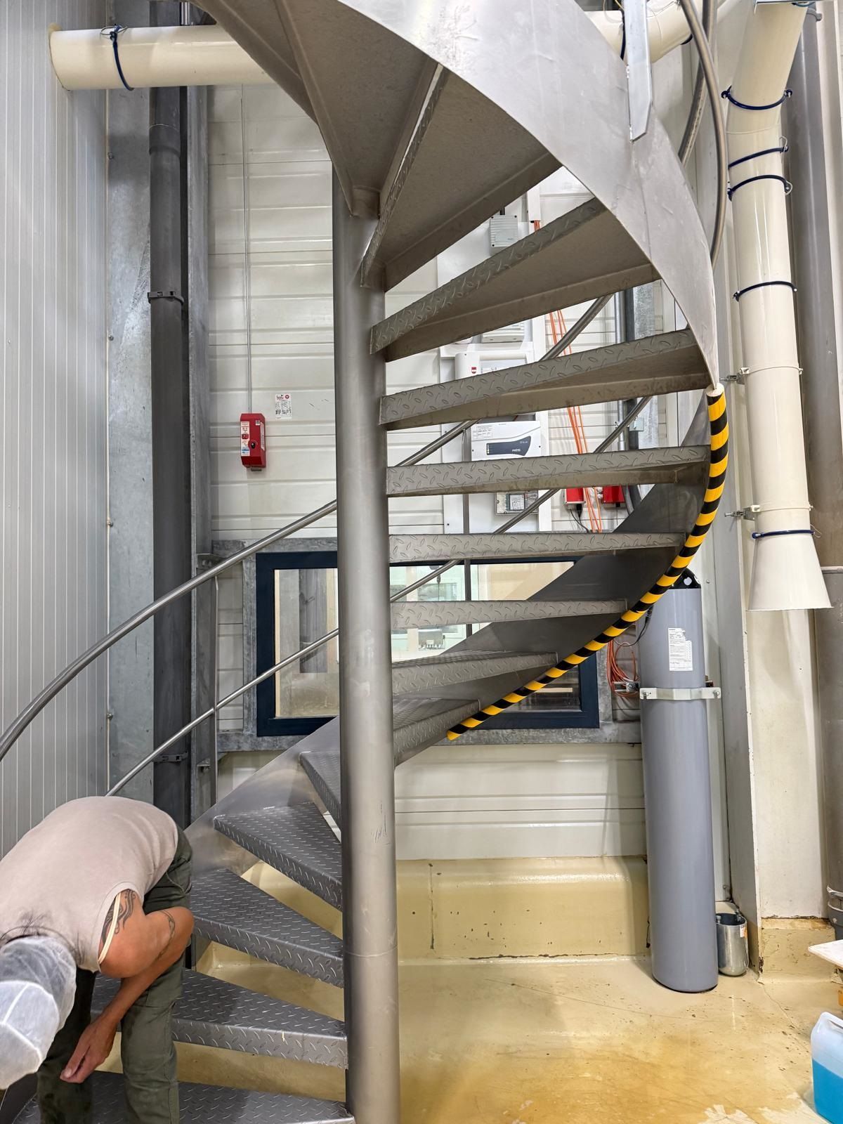 Nettoyage industriel, vue escalier en métal 2