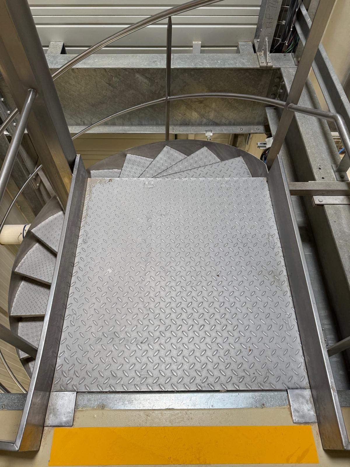 Nettoyage industriel, vue escalier en métal 1