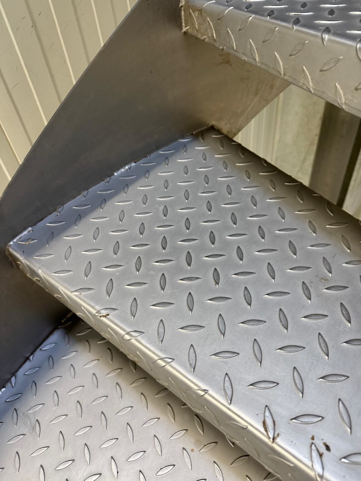 Nettoyage industriel, vue escalier en métal 03