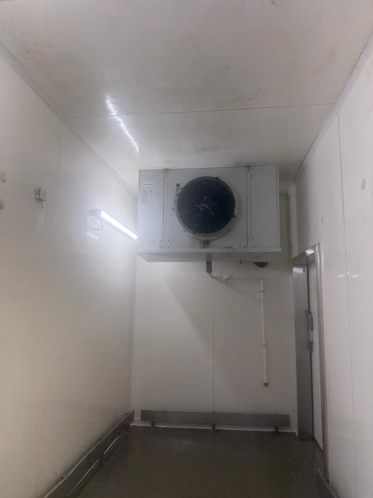 Nettoyage intérieur de chambre froide après