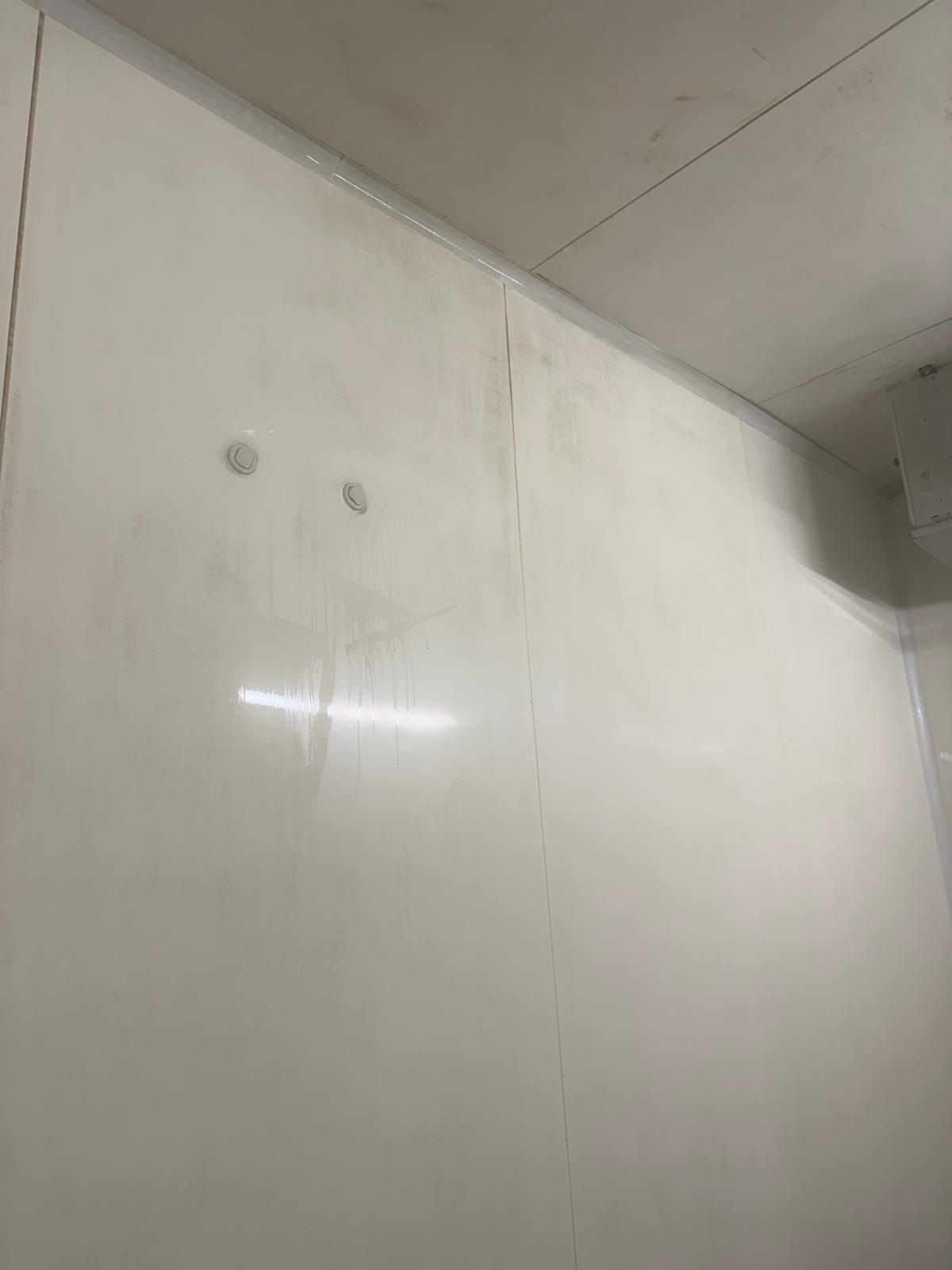 Nettoyage intérieur de chambre froide après