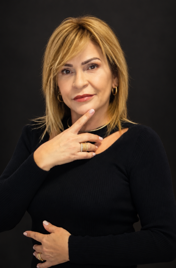 Sala de tratamientos de spa minimalista con camilla de masaje blanca, lámpara y estantes con productos para el cuidado 