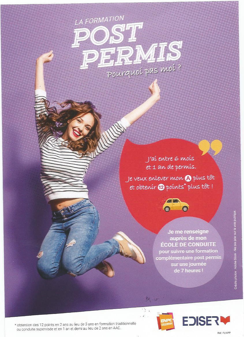 Femme sautant de joie, publicité pour un cours de conduite post-permis. Fond violet, bulle de texte rouge, illustration de voiture.