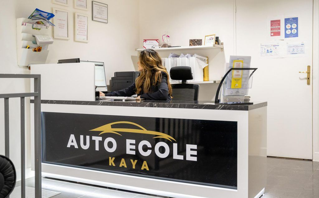 Une professionnelle dans les locaux de son auto-école