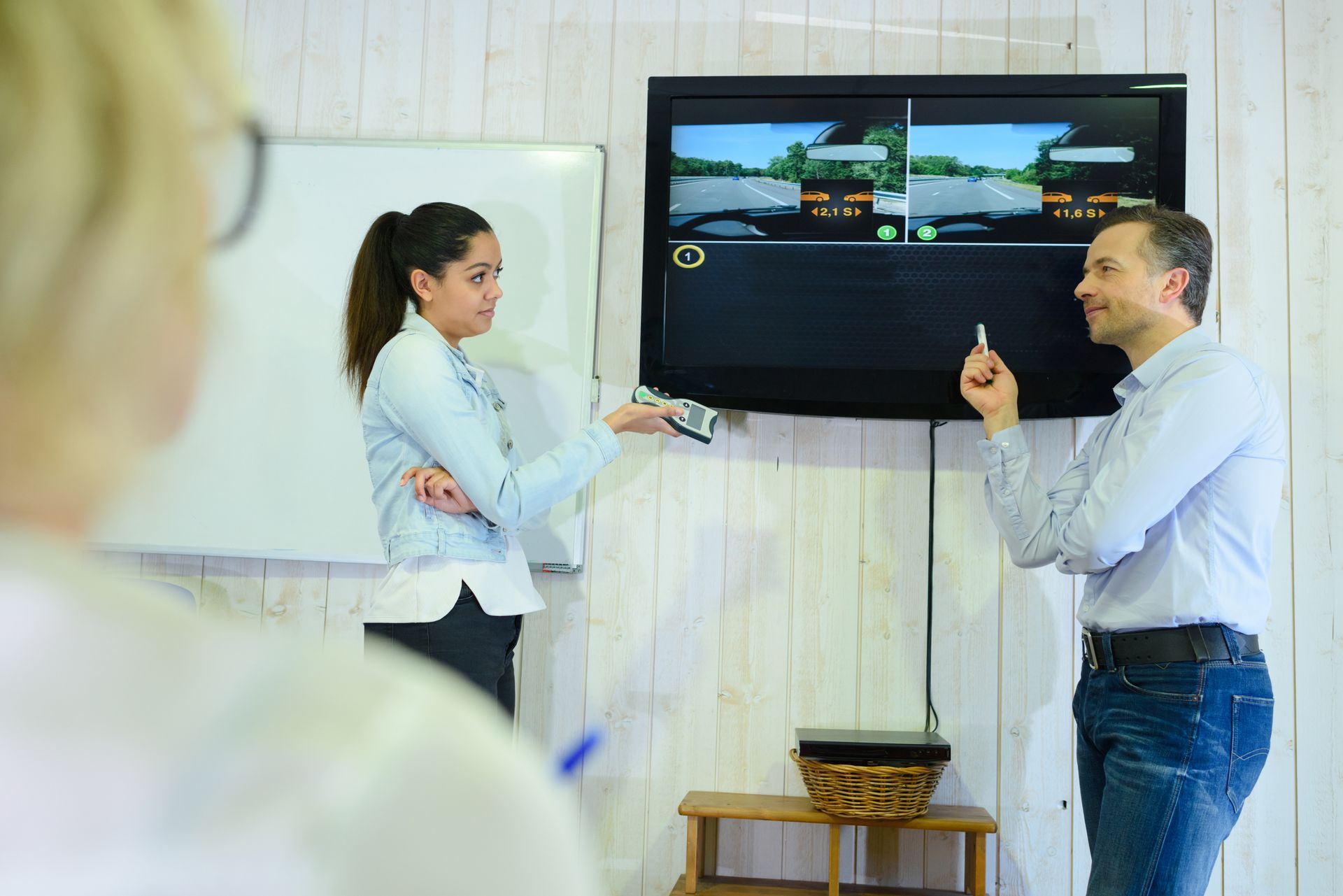 Un cours de code de la route avec des élèves