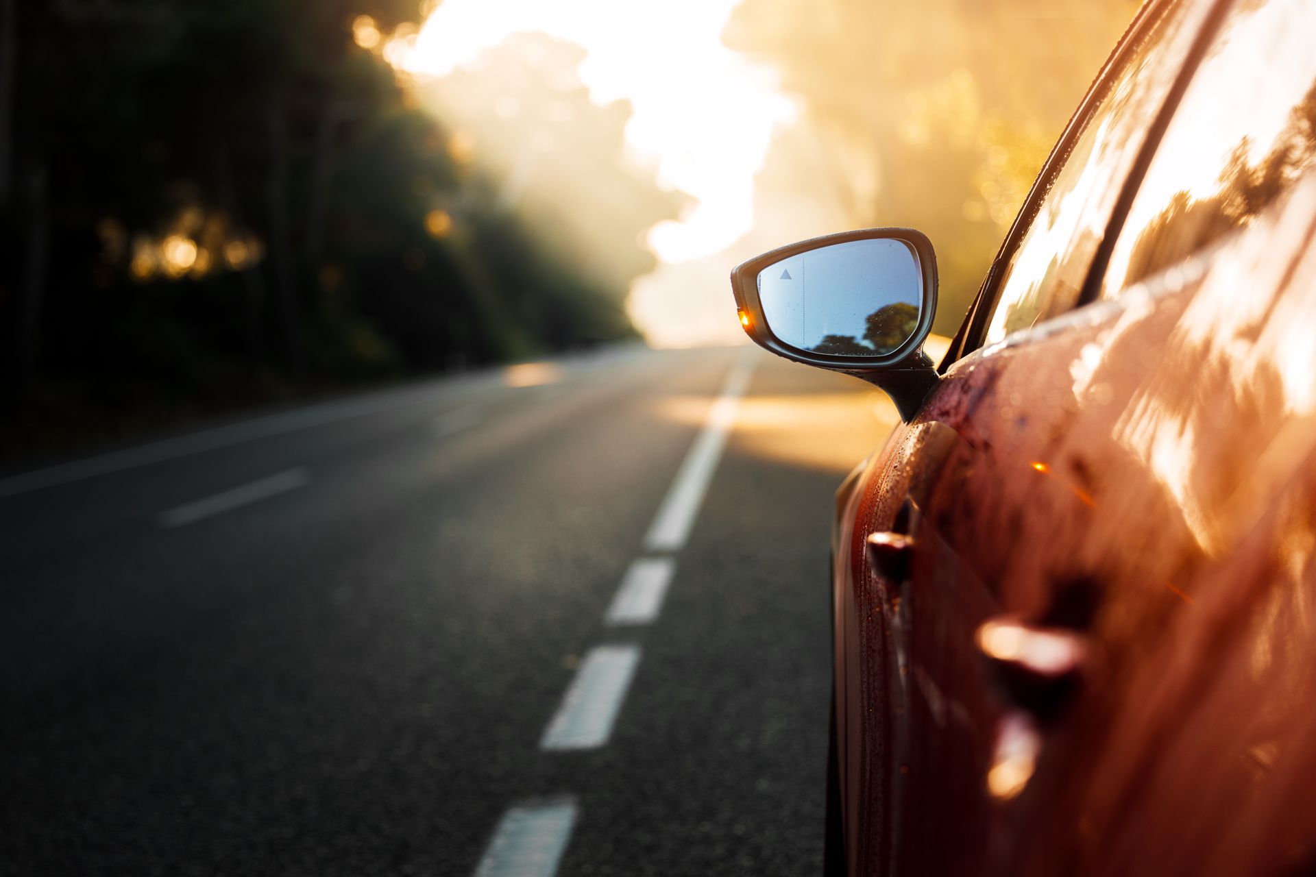 Voiture rouge sur la route