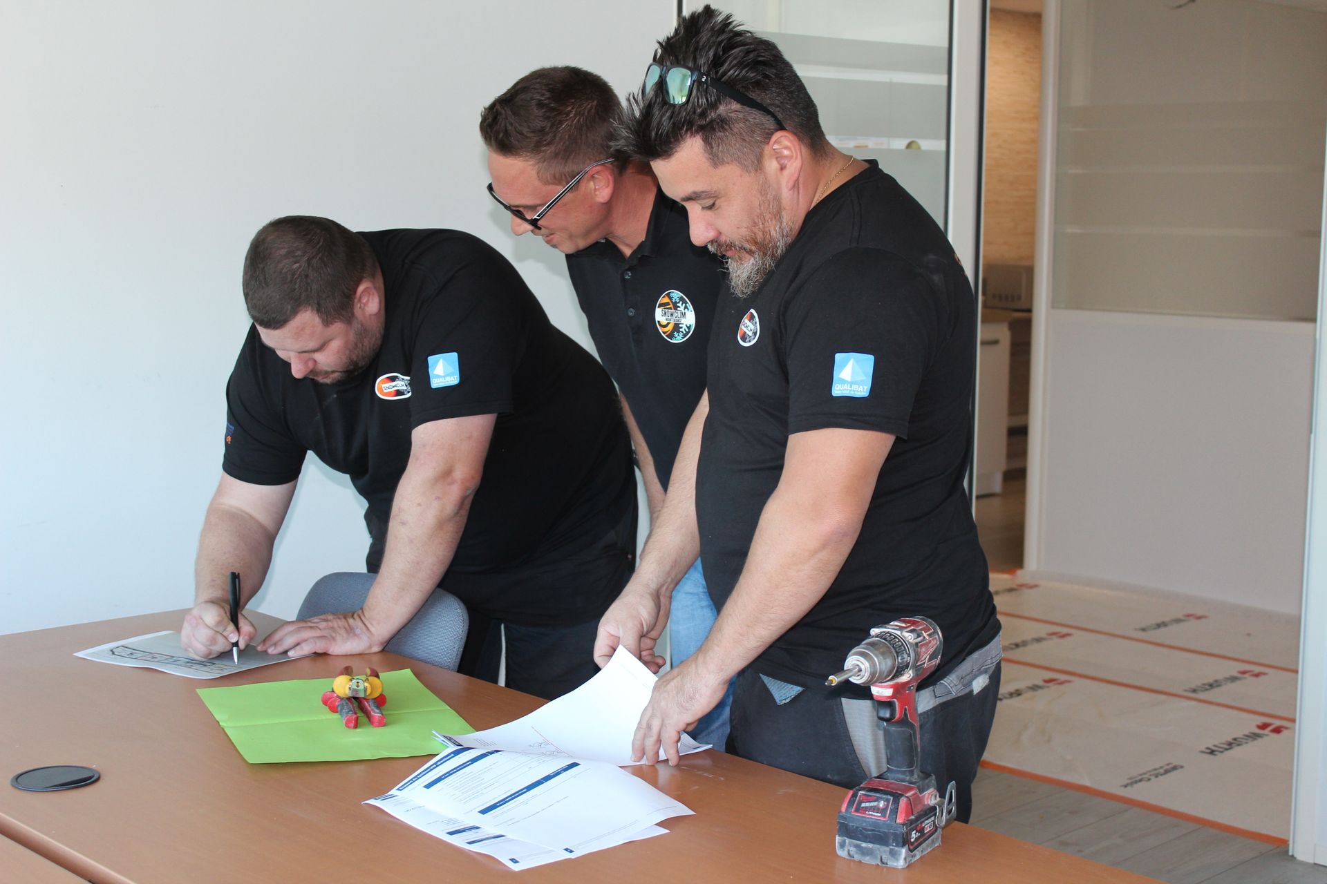 Logo du climatiseur : flocon de neige, soleil et ventilateur avec des dégradés de bleu et d’orange.