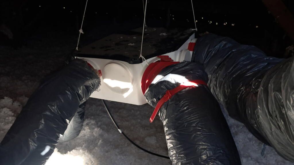 Ventilateur d'extraction de salle de bainw blanc avec des illustrations de virus flottant dans l'air.