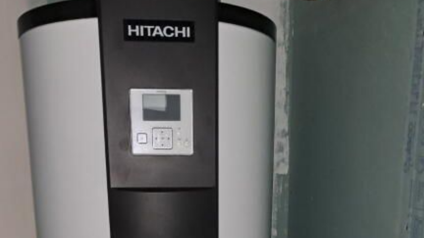 À l'intérieur d'un conduit de ventilation métallique, vue en direction d'un ventilateur central lumineux.