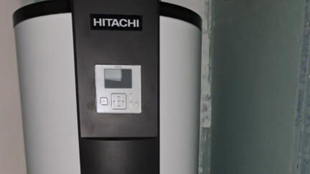 À l'intérieur d'un conduit de ventilation métallique, vue en direction d'un ventilateur central lumineux.