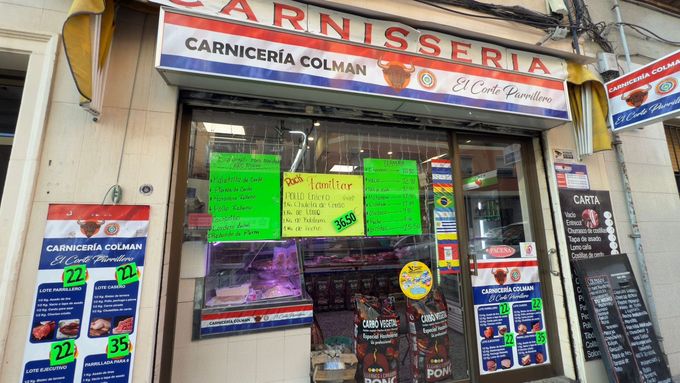 Icono de marcador de posición gris claro con un sol y montañas sobre fondo blanco