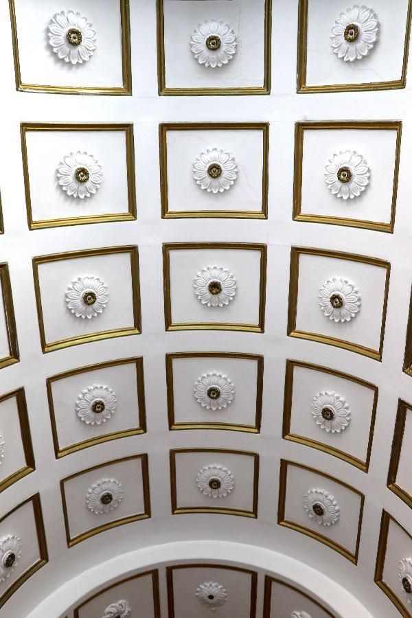 Eine Decke mit Quadraten und Kreisen darauf