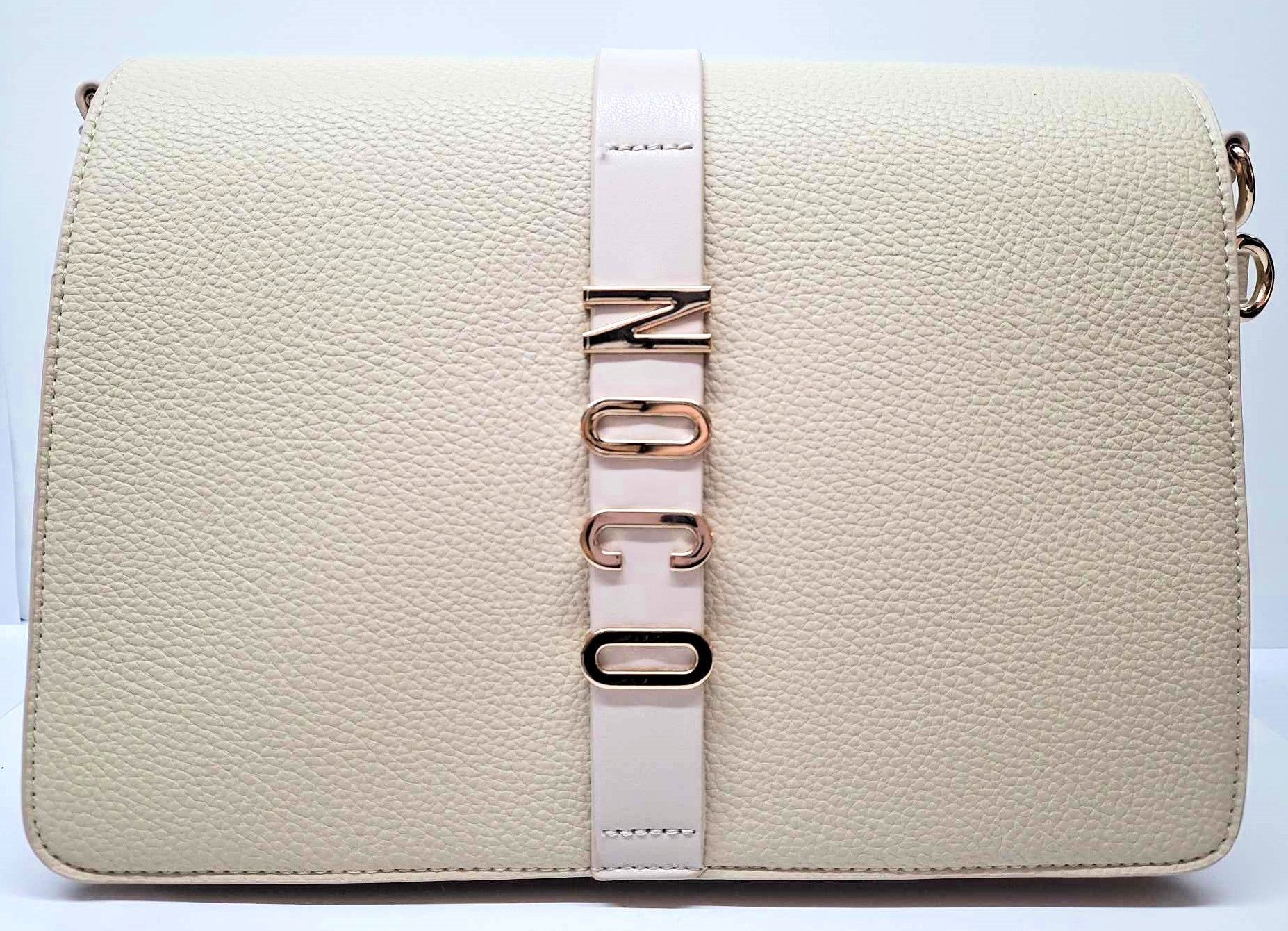 Bolso tote de tweed marrón y negro con ribete y asas de piel negra; texto y tachuelas doradas.