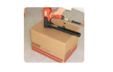 Carton fermé par des agrafes